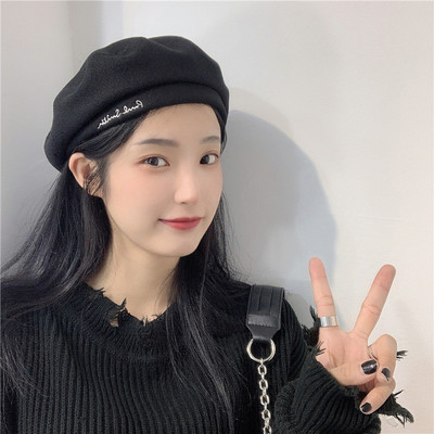 Γυναικείο μπερέ με μεταλλική διακόσμηση ή κεντητή επιγραφή