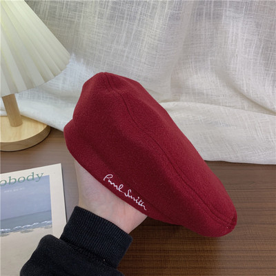 Γυναικείο μπερέ με μεταλλική διακόσμηση ή κεντητή επιγραφή