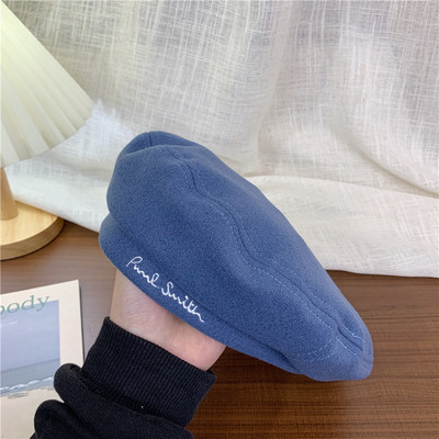 Γυναικείο μπερέ με μεταλλική διακόσμηση ή κεντητή επιγραφή