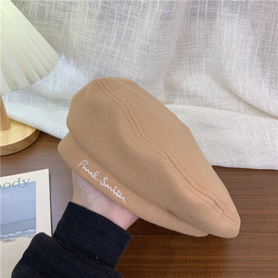 Γυναικείο μπερέ με μεταλλική διακόσμηση ή κεντητή επιγραφή