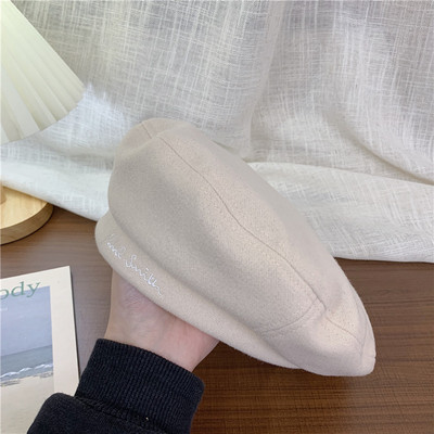 Γυναικείο μπερέ με μεταλλική διακόσμηση ή κεντητή επιγραφή