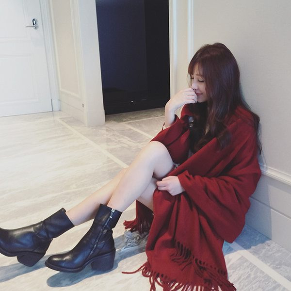 Модерен зимен шал с ресни в червен цвят