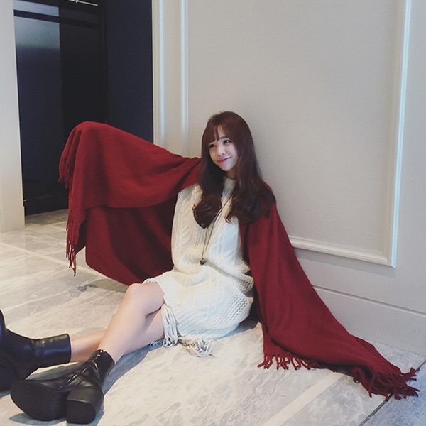 Модерен зимен шал с ресни в червен цвят