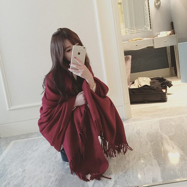 Модерен зимен шал с ресни в червен цвят