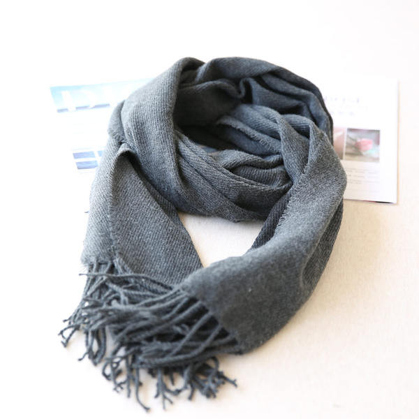 Дамски шал с емблема и ресни