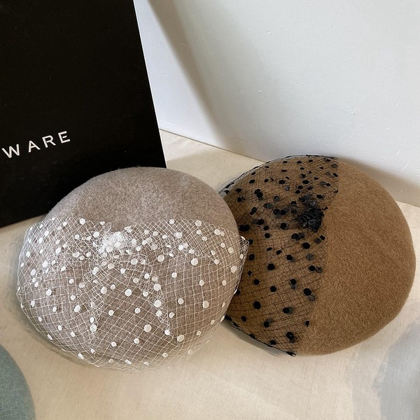 Γυναικείο μάλλινο καπέλο τύπου μπερέ με δαντέλα