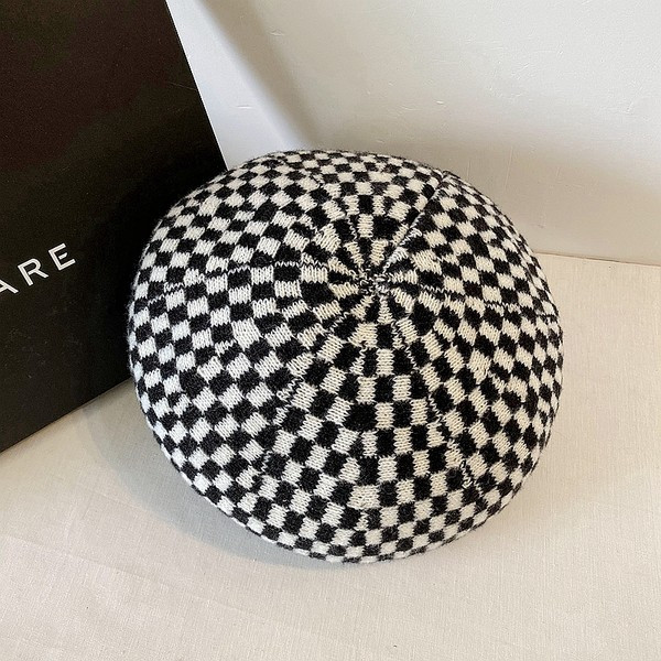 Дамска плетена есенно-зимна шапка тип каскет 