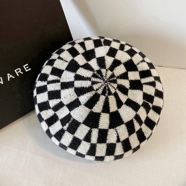 Дамска плетена есенно-зимна шапка тип каскет 