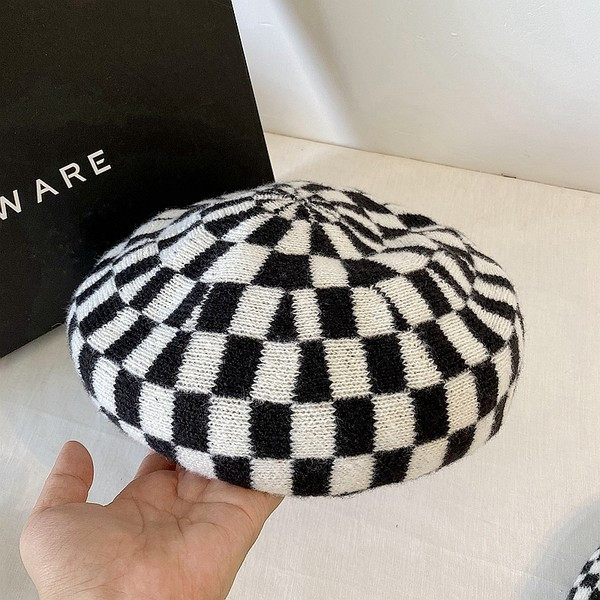 Дамска плетена есенно-зимна шапка тип каскет 