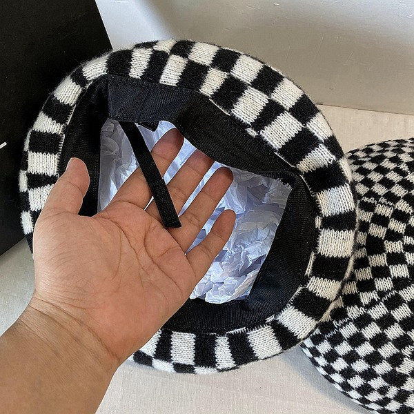 Дамска плетена есенно-зимна шапка тип каскет 