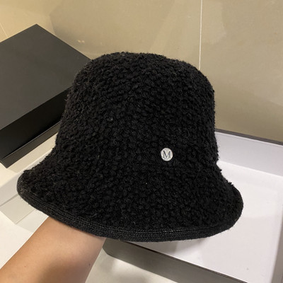 Γυναικείο καπέλο με μεταλλικό στοιχείο