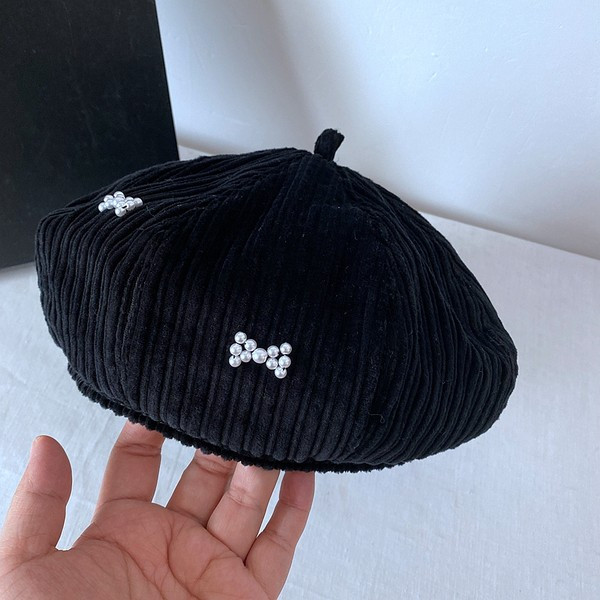 Дамска шапка тип барета с перли