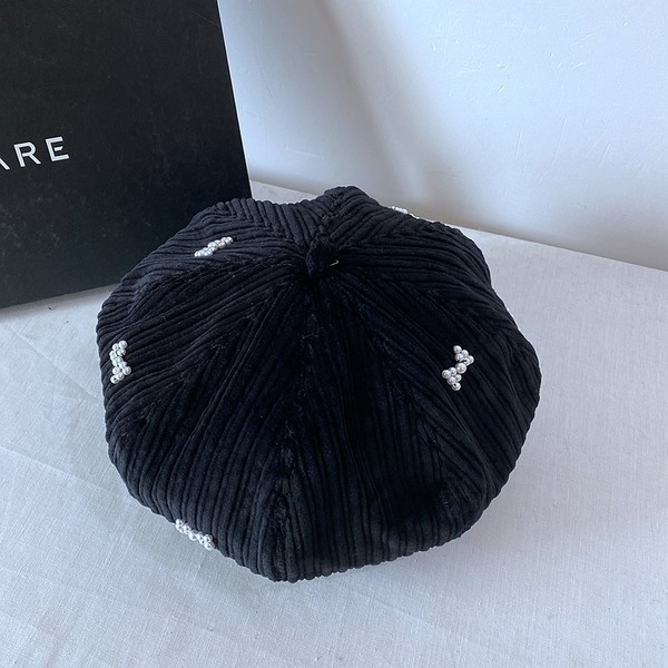 Дамска шапка тип барета с перли