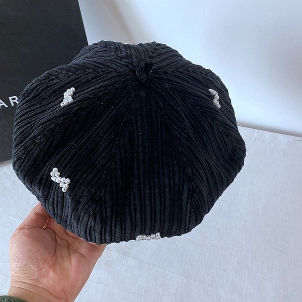 Дамска шапка тип барета с перли