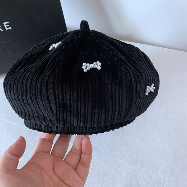 Дамска шапка тип барета с перли