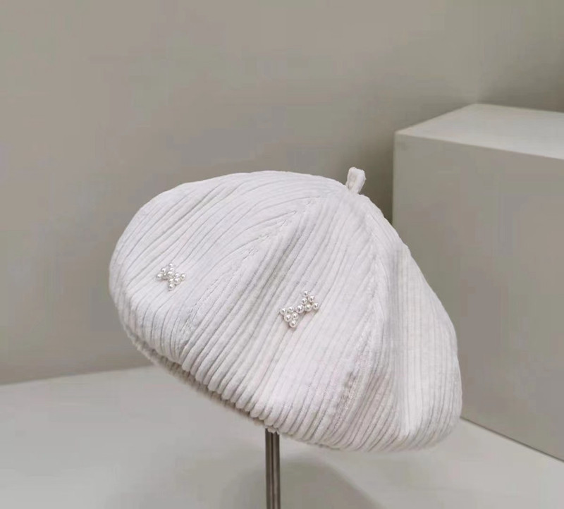 Дамска шапка тип барета с перли