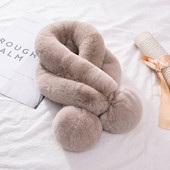 Дамски пухен шал с помпони