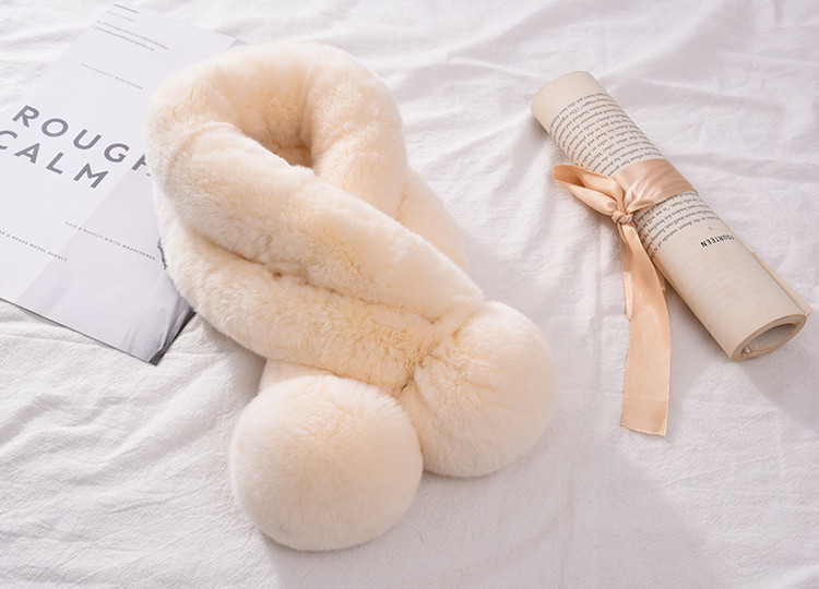 Дамски пухен шал с помпони