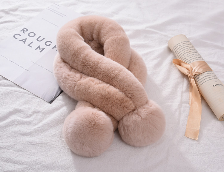 Дамски пухен шал с помпони