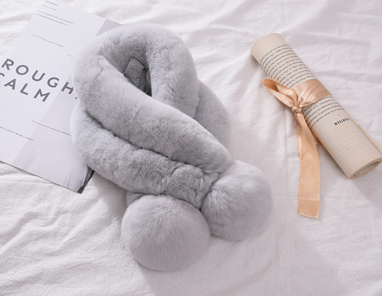 Дамски пухен шал с помпони