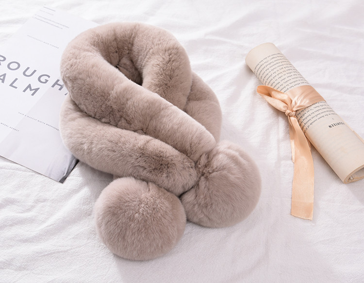 Дамски пухен шал с помпони