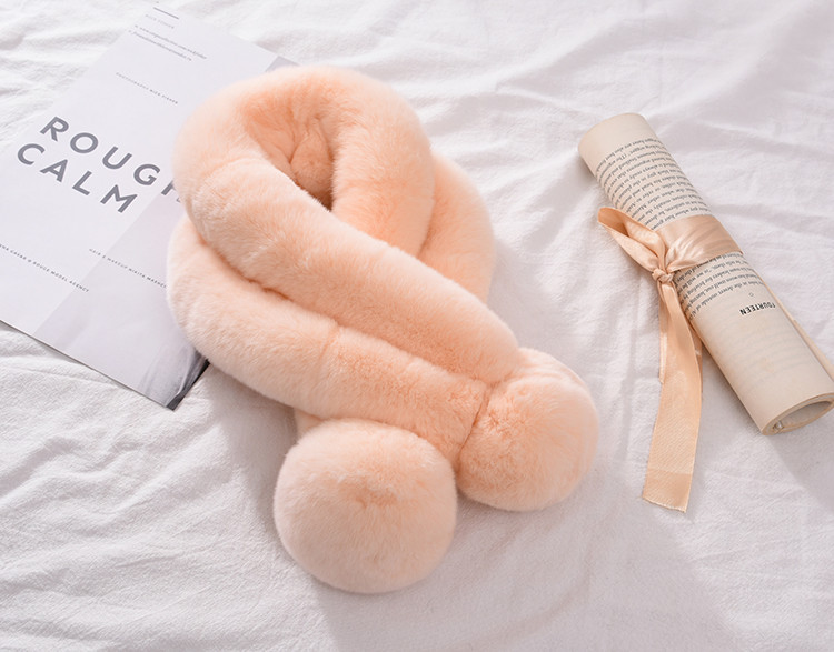 Дамски пухен шал с помпони