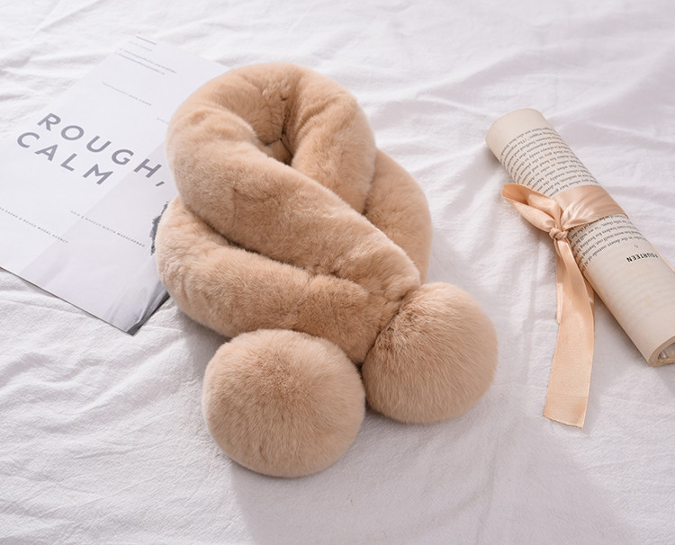 Дамски пухен шал с помпони