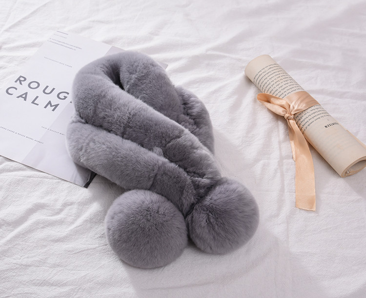 Дамски пухен шал с помпони