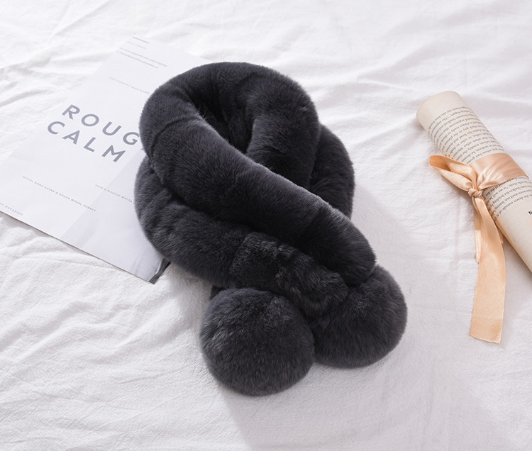 Дамски пухен шал с помпони