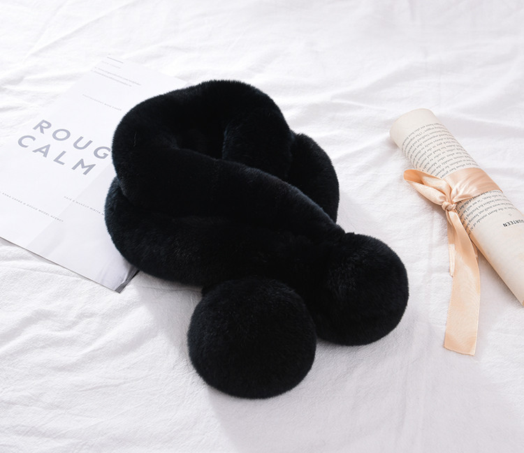 Дамски пухен шал с помпони