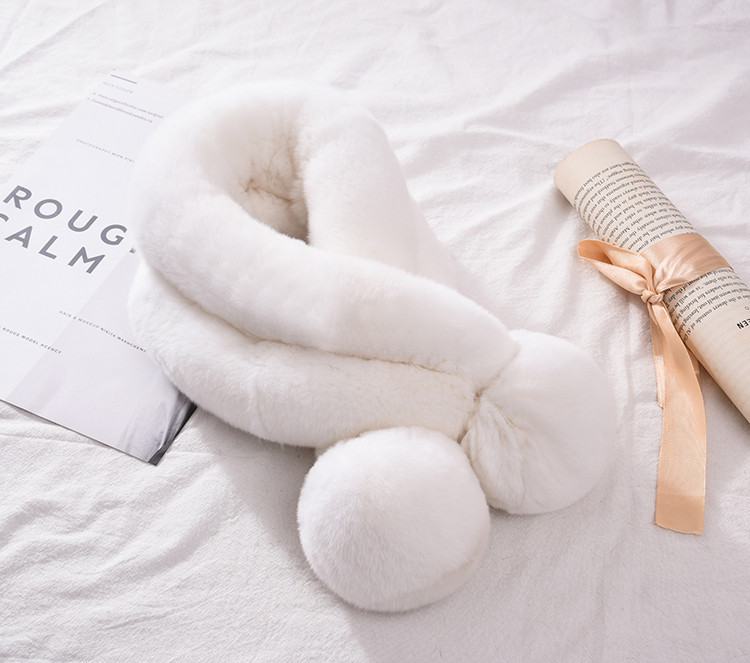 Дамски пухен шал с помпони