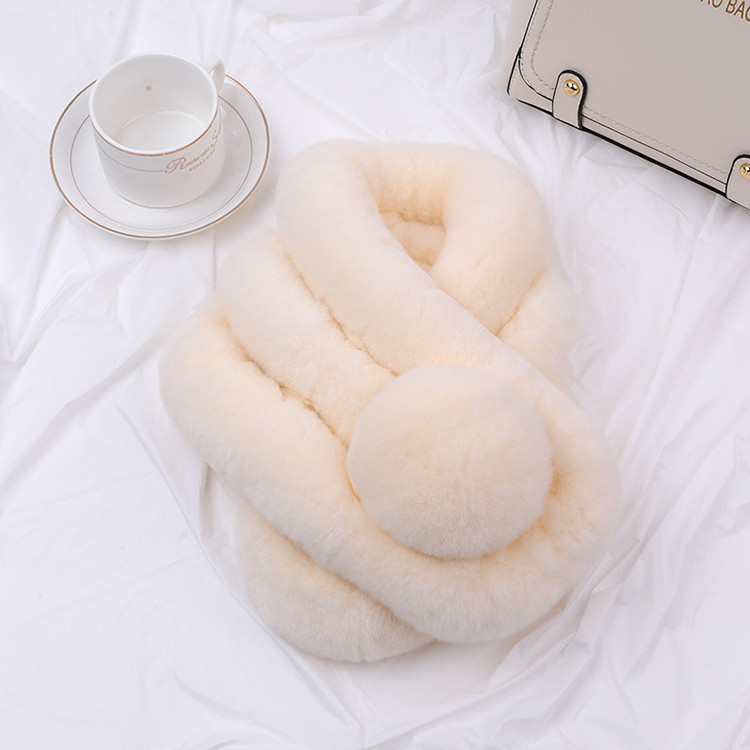 Дамски пухен шал с помпони