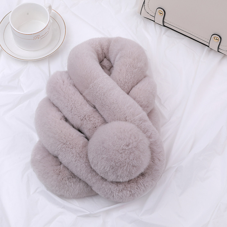 Дамски пухен шал с помпони