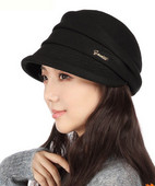 Γυναικείο καπέλο με γείσο και μεταλλική διακόσμηση