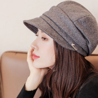 Γυναικείο καπέλο με γείσο και μεταλλική διακόσμηση