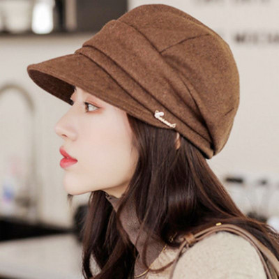 Γυναικείο καπέλο με γείσο και μεταλλική διακόσμηση