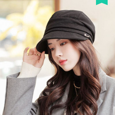 Γυναικείο καπέλο με γείσο και μεταλλική διακόσμηση