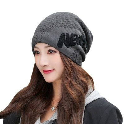 Pălărie tricotată de toamnă cu inscripție pentru femei