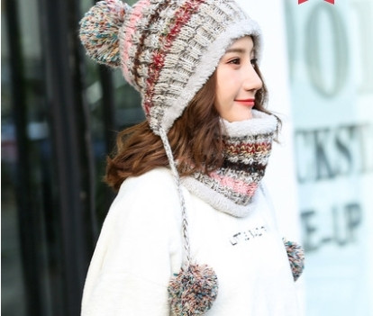Дамска зимна плетена шапка с връзки