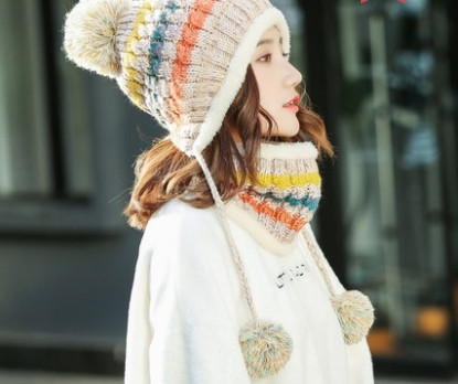 Дамска зимна плетена шапка с връзки