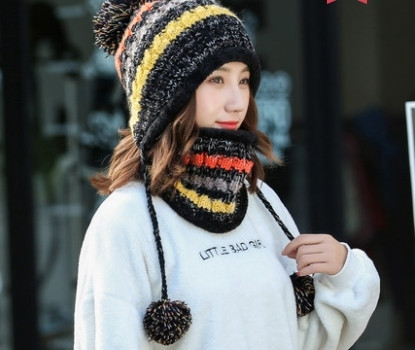 Дамска зимна плетена шапка с връзки