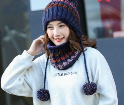 Дамска зимна плетена шапка с връзки