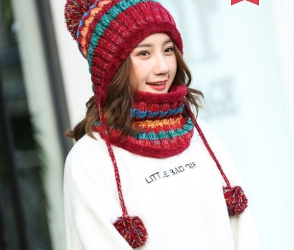 Дамска зимна плетена шапка с връзки