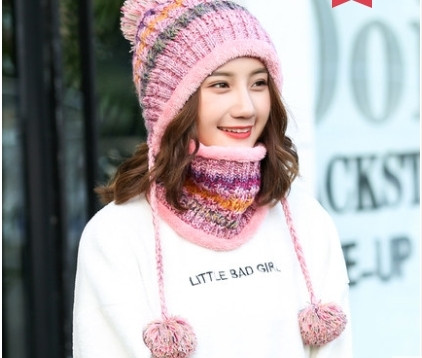 Дамска зимна плетена шапка с връзки