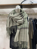 Moderan ženski karirani šal u dvije boje