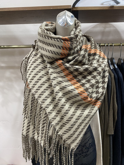 Moderan ženski karirani šal u dvije boje