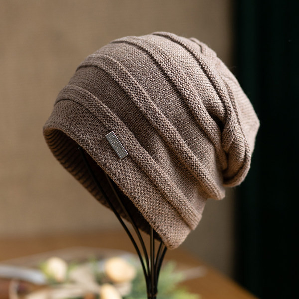 Нов модел дамска зимна шапка с  емблема