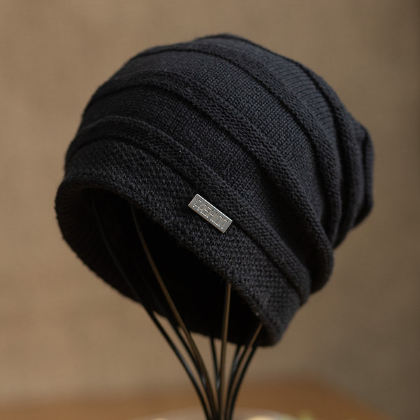 Нов модел дамска зимна шапка с  емблема