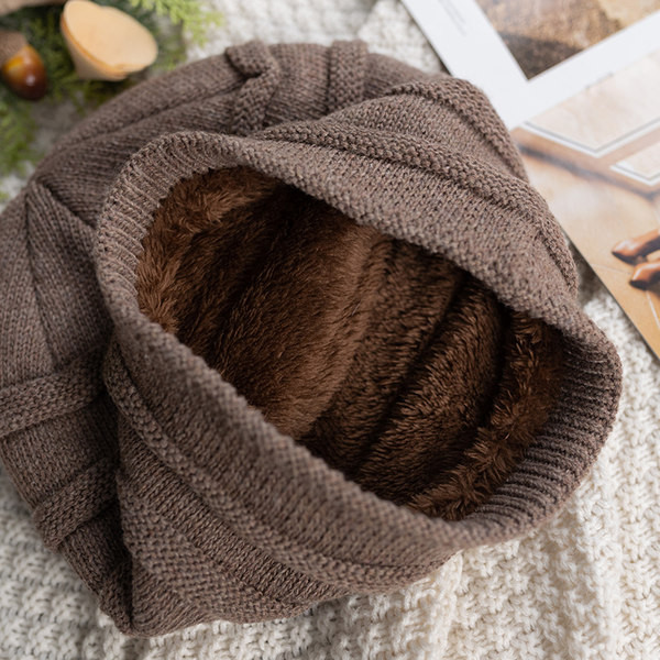 Нов модел дамска зимна шапка с  емблема