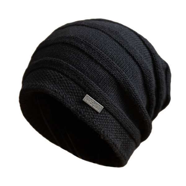 Нов модел дамска зимна шапка с  емблема